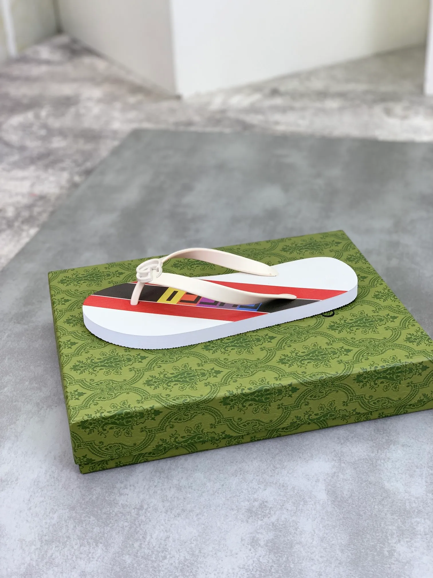 Men's men's shoes 💰P220💰【New style】🆘【GUCCI】Official website's popular Gucci adult couple 🧑‍🤝‍🧑 style, children's flip-flops are on sale at the counter simultaneously! Original fabric imported from Italy. Original bottom provided by the original factory. Size: Adult 36-45. Children’s size: 30-37. Multiple colors available.